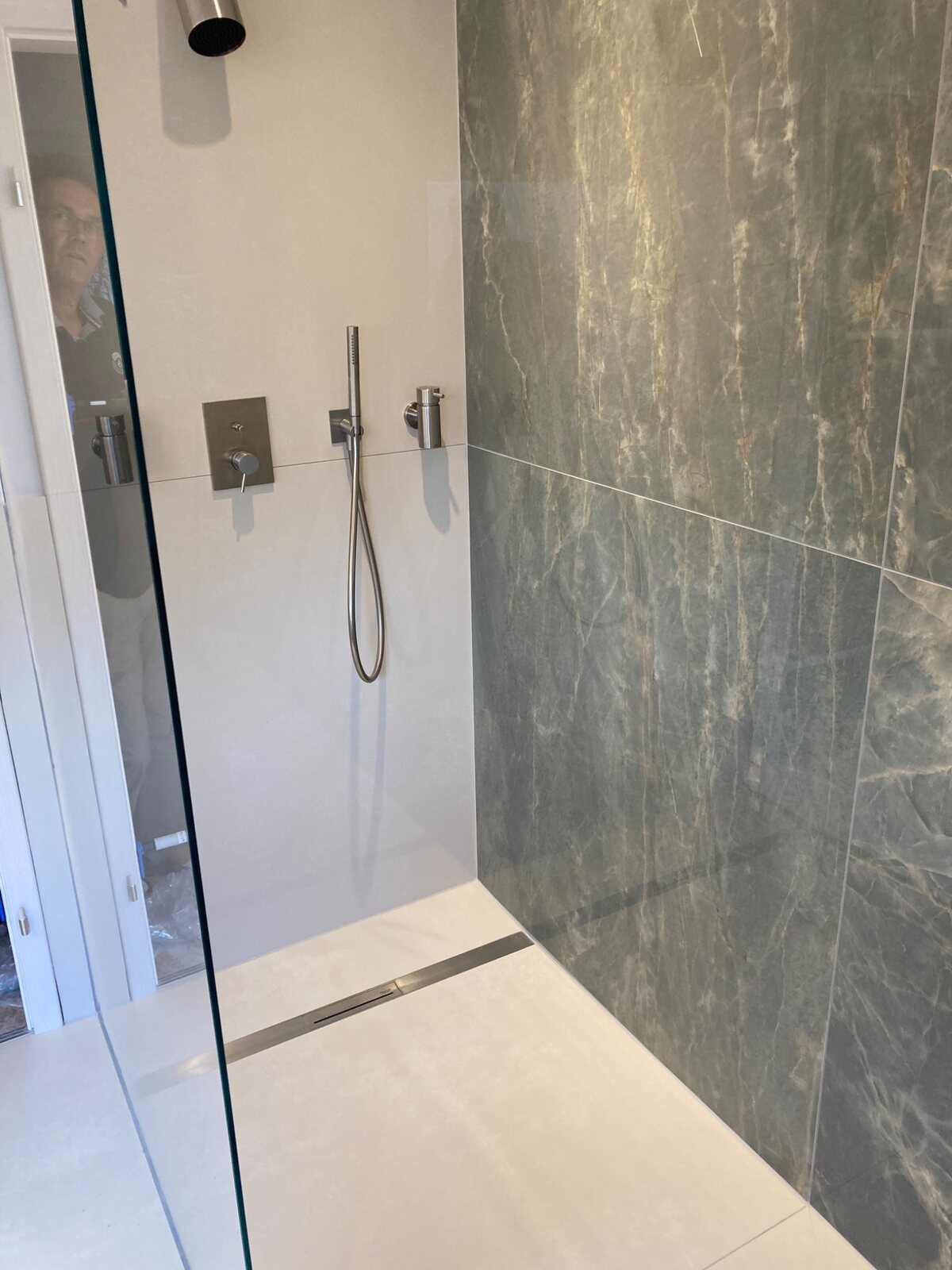 Moderne Dusche mit großformatigen grauen Wandfliesen – Referenz von Fliesen Sieke